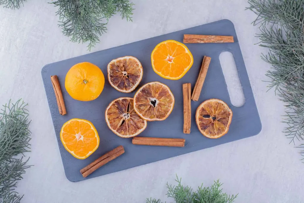 تکه هایی از پرتقال خشک بر روی یک دیس